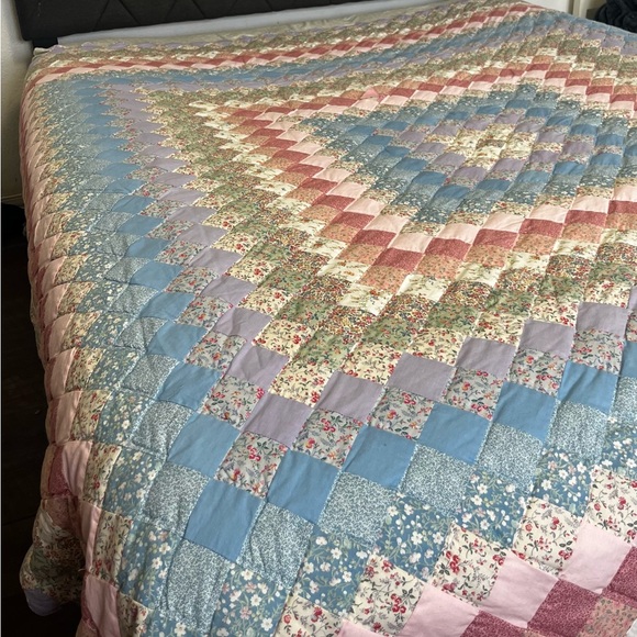 Arch Quilt Pastel Around The World Pattern with Scalloped Edges - Picture 2 of 14